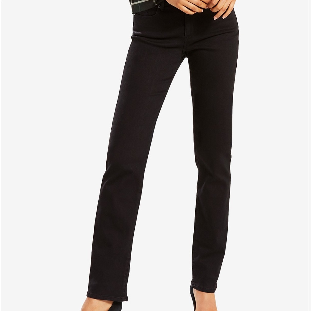 **SOLD**Levi’s Classic Straight Midrise Demi Jeans